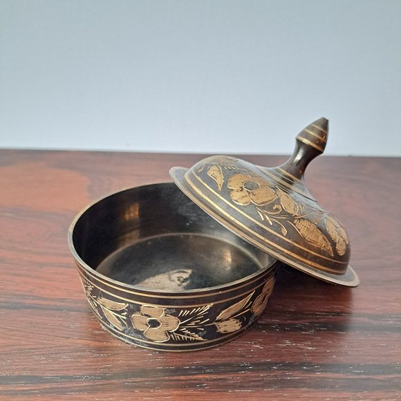 Indian brass hand-etched bowl and lid - Picture 4 of 6